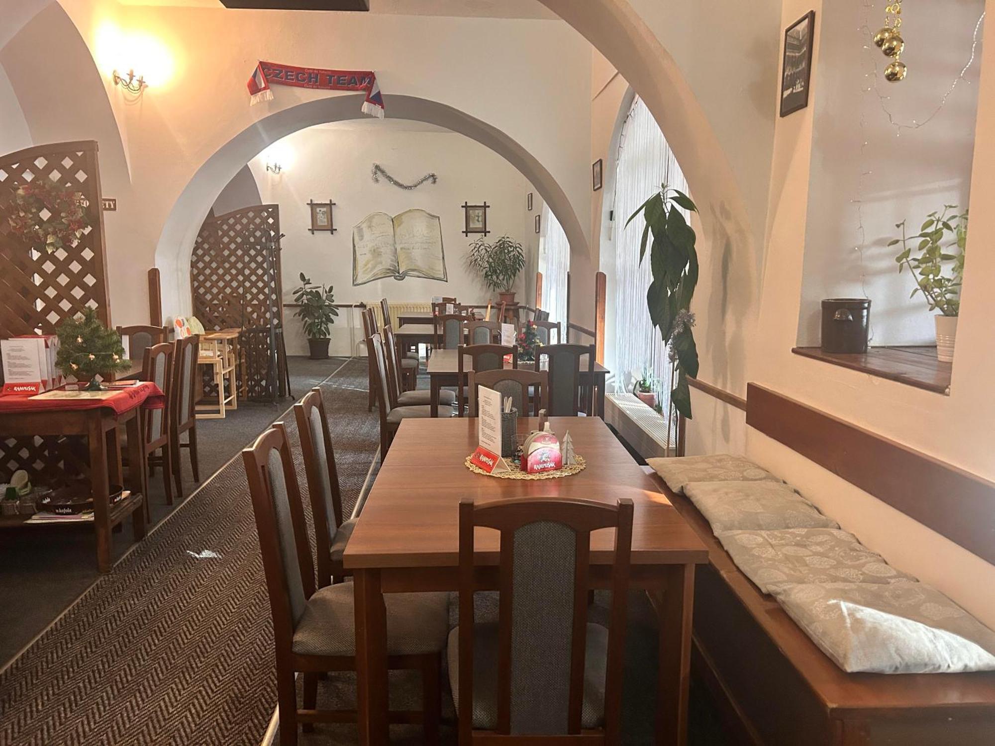 Restaurace A Penzion Podloubi Opocno Ngoại thất bức ảnh